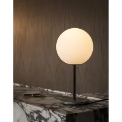 Audo TR Bordlampe Børstet Messing med Mat Opal Páre