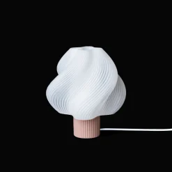 Crème Atelier Soft Serve Grande Bordlampe Wild Strawberry