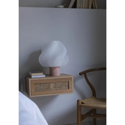 Crème Atelier Soft Serve Grande Bordlampe Wild Strawberry
