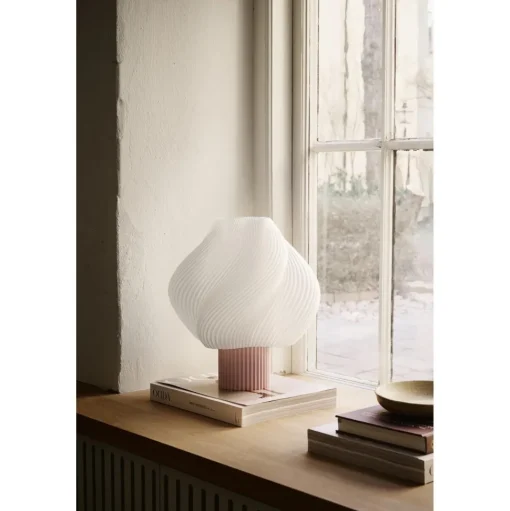 Crème Atelier Soft Serve Grande Bordlampe Wild Strawberry