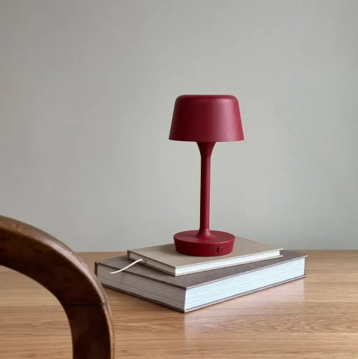Dyberg Larsen Flow Bordlampe Mørkerød
