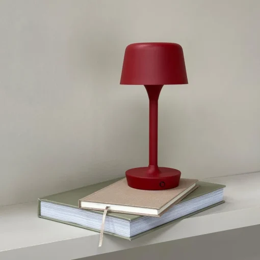 Dyberg Larsen Flow Bordlampe Mørkerød