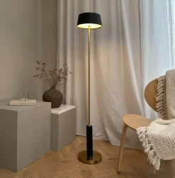 Dyberg Larsen Yoyo Gulvlampe Sort