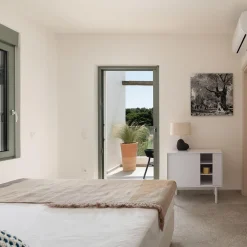 Ferm Living Hebe Bordlampe Lille Sort med Hvid Skárm