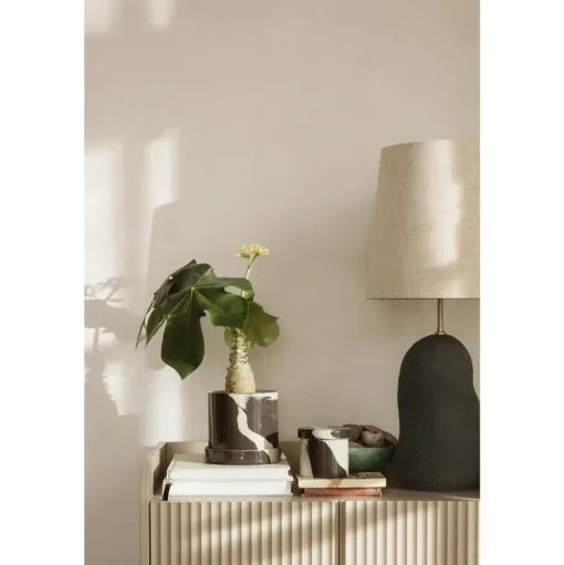 Ferm Living Hebe Bordlampe Melllem Sort med Hvid Skárm