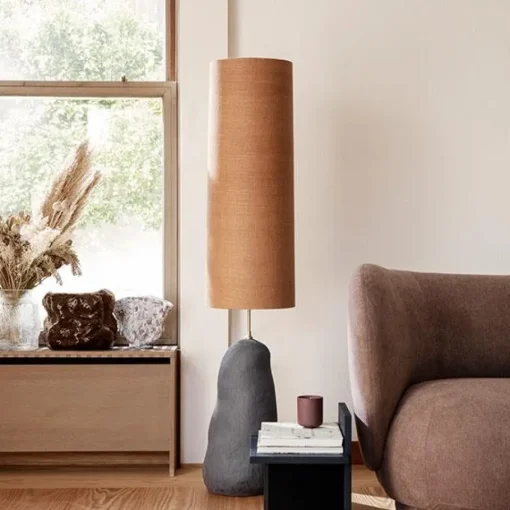 Ferm Living Hebe Gulvlampe Sort med Brun Skárm