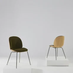 GUBI Beetle Spisebordstol Finér Skal Mumble 40 Med Ben I Sort Krom