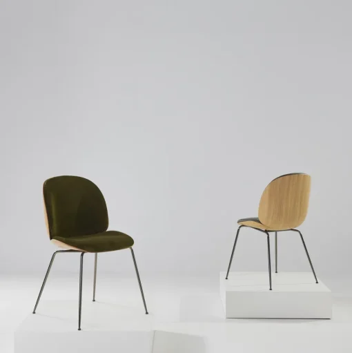GUBI Beetle Spisebordstol Finér Skal Mumble 40 Med Ben I Sort Krom