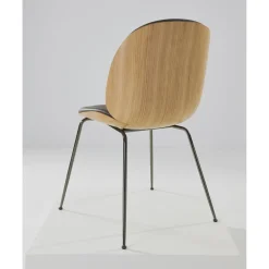 GUBI Beetle Spisebordstol Finér Skal Láder Grå Med Ben I Sort Krom