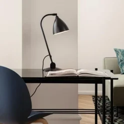 GUBI Bestlite BL2 Bordlampe Sort Messing & Porcelán