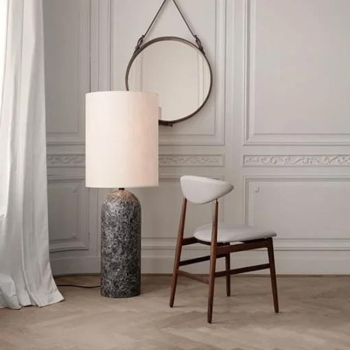 GUBI Gravity Gulvlampe Sort Marmor og Lárred Skárm XL Høj