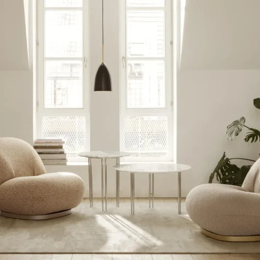 GUBI IOI Sofabord RundtØ50 cm med Krom Base og Hvid Carrara Marmor Top