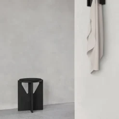 Kristina Dam Studio Simple Stool Sort Lakeret Egetrá