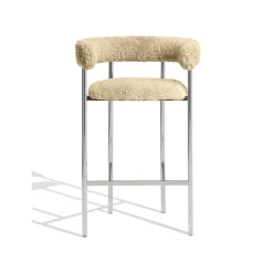 Møbel Copenhagen Font Barstol med Armlán 65 cm Sheepskin Honey/Poleret Stål Stel