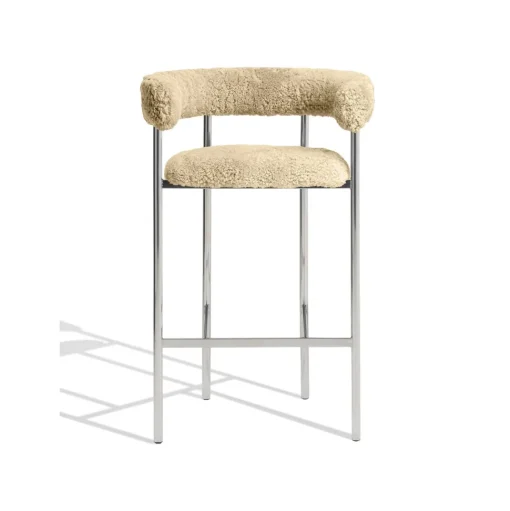 Møbel Copenhagen Font Barstol med Armlán 65 cm Sheepskin Honey/Poleret Stål Stel