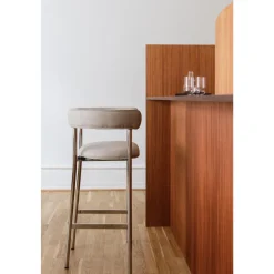 Møbel Copenhagen Font Barstol med Armlán 65 cm Dunes Anthrazite/Sort Stel