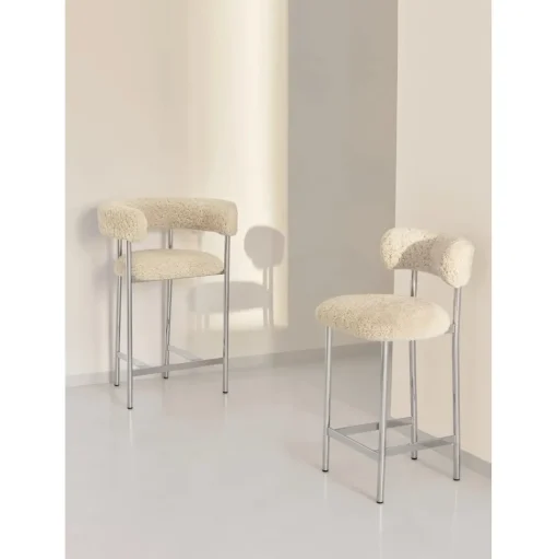 Møbel Copenhagen Font Barstol med Armlán 65 cm Sheepskin Grå/Poleret Stål Stel