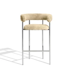 Møbel Copenhagen Font Barstol med Armlán 75 cm Sheepskin Honey/Poleret Stål Stel
