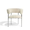 Møbel Copenhagen Font Spisebordsstol med Armlán Sheepskin Oyster/Poleret Stål Stel