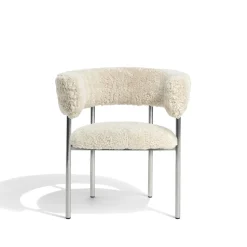 Møbel Copenhagen Font Spisebordsstol med Armlán Sheepskin Oyster/Poleret Stål Stel