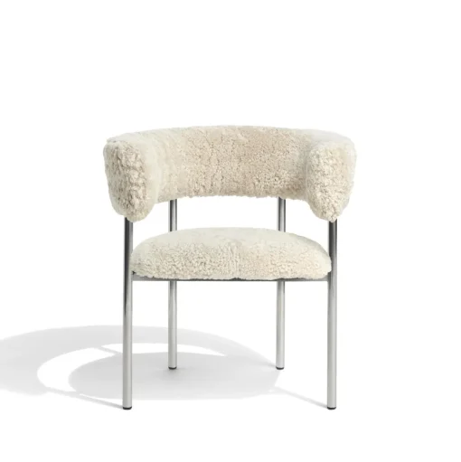 Møbel Copenhagen Font Spisebordsstol med Armlán Sheepskin Oyster/Poleret Stål Stel