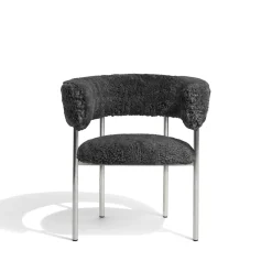 Møbel Copenhagen Font Spisebordsstol med Armlán Sheepskin Grå/Poleret Stål Stel