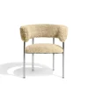 Møbel Copenhagen Font Spisebordsstol med Armlán Sheepskin Honey/Poleret Stål Stel