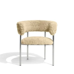 Møbel Copenhagen Font Spisebordsstol med Armlán Sheepskin Honey/Poleret Stål Stel
