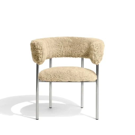Møbel Copenhagen Font Spisebordsstol med Armlán Sheepskin Honey/Poleret Stål Stel