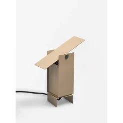 Moebe Pivoting Bordlampe Sand