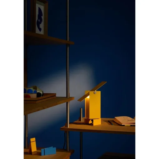 Moebe Pivoting Bordlampe Sand