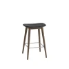 Muuto Fiber Barstol med Trá Base Sort/Mørk Brun H66 cm
