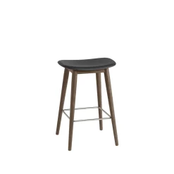 Muuto Fiber Barstol med Trá Base Sort/Mørk Brun H66 cm
