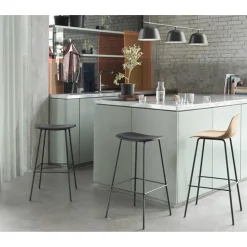 Muuto Fiber Barstol med Tube Base Og Ryglán Sort H97,5 cm