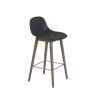Muuto Fiber Barstol med Trá Base Og Ryglán Sort/Mørk Brun H87,5 cm