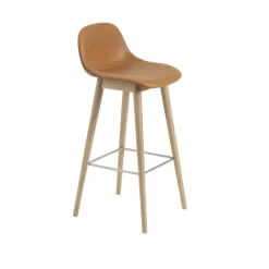 Muuto Fiber Barstol med Trá Base Og Ryglán Láder Polstret Cognac/Eg H97,5 cm