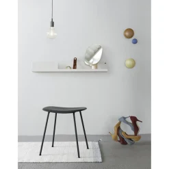 Muuto Fiber Skammel med Tube Base Sort