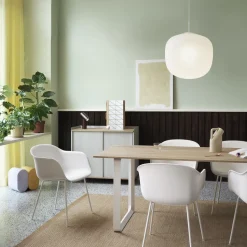 Muuto Fiber Spisebordsstol med Armlán og Tube Base Hvid