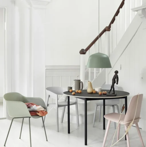 Muuto Fiber Spisebordsstol med Armlán og Tube Base Hvid