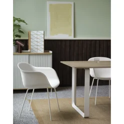Muuto Fiber Spisebordsstol med Armlán og Tube Base Hvid