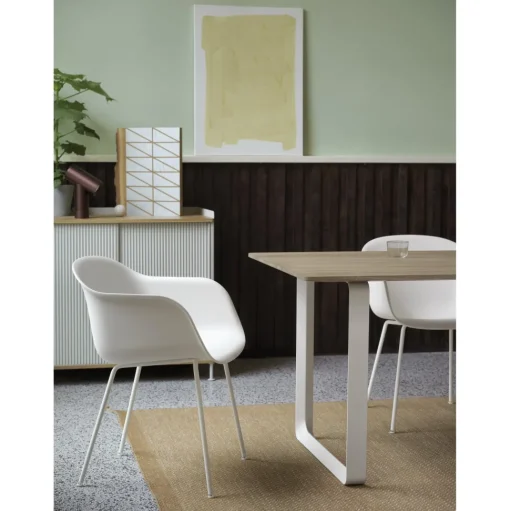 Muuto Fiber Spisebordsstol med Armlán og Tube Base Hvid