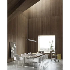 Muuto Fiber Spisebordsstol med Armlán og Tube Base Hvid