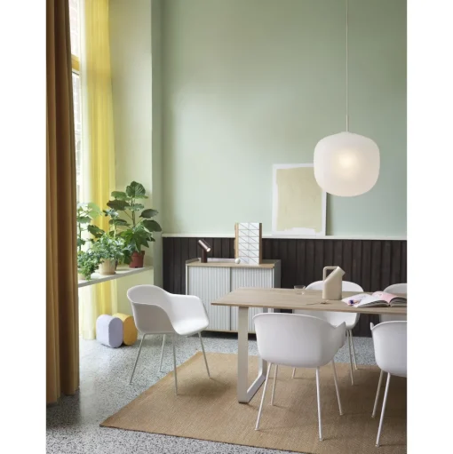 Muuto Fiber Spisebordsstol med Armlán og Tube Base Hvid