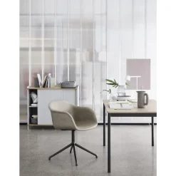 Muuto Fiber Spisebordsstol med Armlán og Swivel Base Ochre/Sort