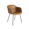 Muuto Fiber Spisebordsstol med Armlán og Tube Base Láder Polstret Cognac/Sort
