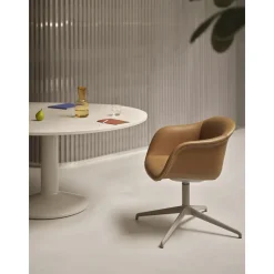 Muuto Fiber Spisebordsstol med Armlán og Swivel Base Láder Polstret Cognac/Sort