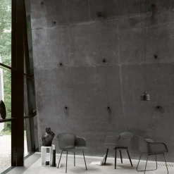 Muuto Fiber Spisebordsstol med Armlán og Tube Base Sort