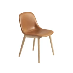 Muuto Fiber Spisebordsstol med Trá Base Láder Polstret Cognac/Eg