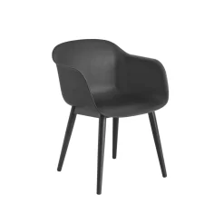 Muuto Fiber Spisebordsstol med Armlán og Trá Base Sort