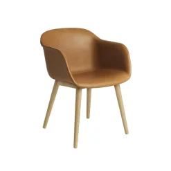 Muuto Fiber Spisebordsstol med Armlán og Trá Base Láder Polstret Cognac/Eg